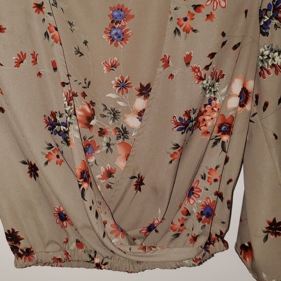 Fall Themed V-Cut Blouse - Picture 5 of 5